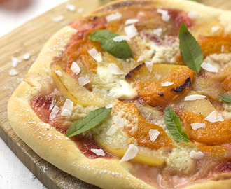 Dessert pizza met appel, abrikoos en rabarber