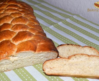 Eight-strand Plait / Baltos duonos pynė