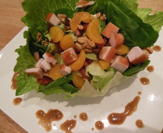 Spinaziesalade met gerookte kip en honingdressing Frisse salade met groente, vlees, fruit én noten