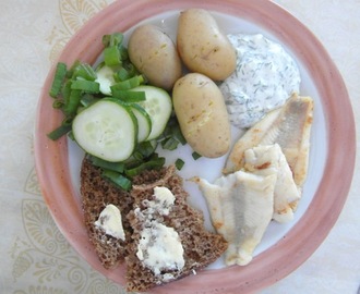 Kesäruokaa (paistetut ahvenet, uudet perunat ja kermaviilikastike)