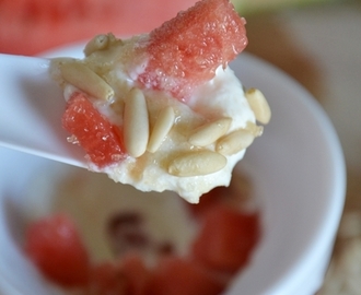 yogurt greco gelato con anguria e pinoli
