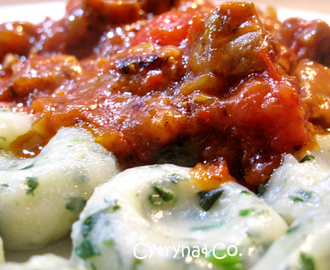 OBIAD ROKU: kluseczki ziemniaczane ze szpinakiem + polędwica wołowa w pikantnym sosie pomidorowym