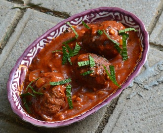 Indiaas gekruide gehaktballetjes met tomatensaus en verse munt
