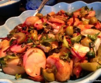 Rostad potatissallad med grillade grönsaker och oliver