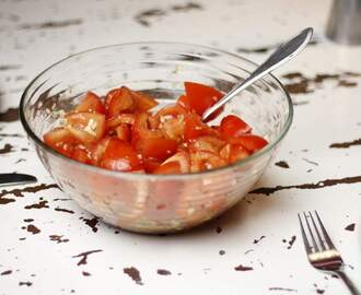 Spaanse gemarineerde tomaten en knoflook