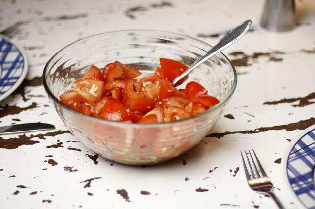Spaanse gemarineerde tomaten en knoflook