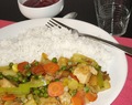 Rijst met kippenblokjes, groenten en zoetzure saus