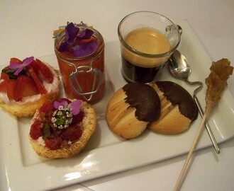 Mini tartes  framboises, soupe de fraises au jus de yuzu et biscuits Pâtes de chat pour un café gourmand ....