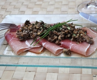 Lichte lunch met rauwe ham, noten en champignons