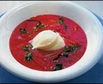 Rabarber- och jordgubbssoppa med vit chokladglass