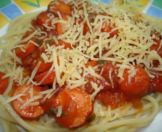 Espaguete ao Molho de Salsicha: você pode usar esse molho (se sobrar) para fazer os cachorros-quentes, que tal?