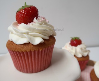 Cupcakes met verse aardbeien en slagroom