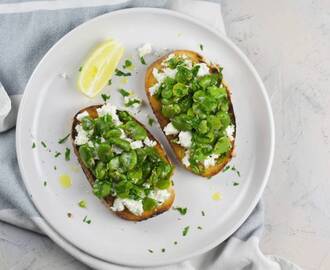 Garlic toast with broad beans and goat cheese.