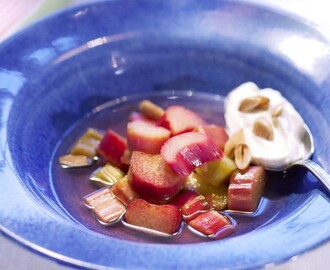 Rabarber & fläderbloms soppa med mandelgrädde