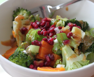 Makkelijk op maandag: Zoete aardappel broccoli salade met pindasaus