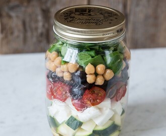Salad in a jar met courgette, kikkererwten en feta