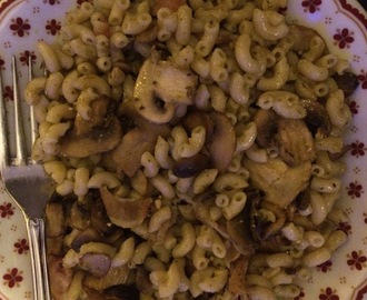 Recept: snelle pasta pesto met champignons en spek