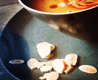 Bloemkool soep met amandelen en Marokkaanse kruiden