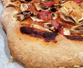 Pizza à pâte moellleuse : lardons, chèvre et champignons