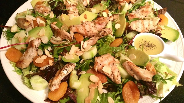 Salade met gegrilde kip, avocado en abrikozen - foodblogswap
