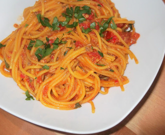 Spaghetti z  tuńczykiem i pomidorami