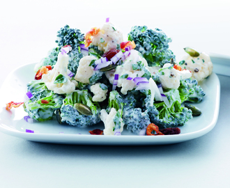 Salat af blomkål og broccoli med bacon og rødløg