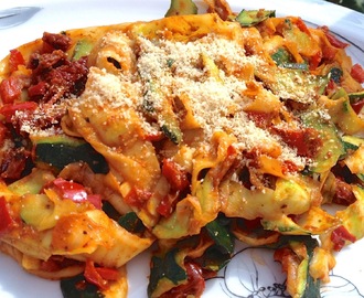 Vegan for Fit: Zucchini Bandnudeln mit Tomaten-Paprikasauce und Mandel Crumble