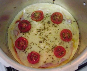Receita de Pizza de Panela de Pressão, aprenda como fazer uma pizza caseira rápida e fácil super simples, em até 30 minutos.