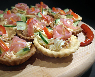 Tartinki z szynką dojrzewającą i pastą z suszonych pomidorów / Mini tarts with ham ripened and dried tomato paste
