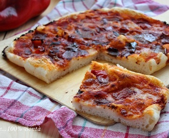 Pizza soffice con peperoni e mozzarella