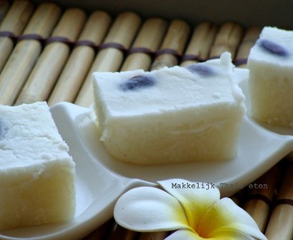 Thaise romige kokosmelk kleefrijst taart/ Thai dessert with rice and coconut milk/ สูตรข้าวเหนียวหน้านวล (ตัด)