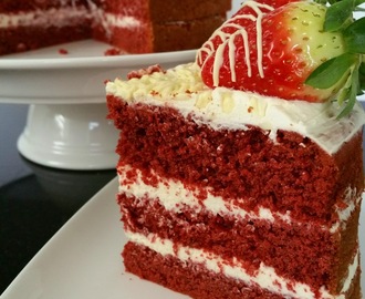 Red velvet taart met witte chocoladeroom en aardbeien