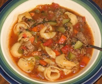 Italiaanse soep met worst en tortellini