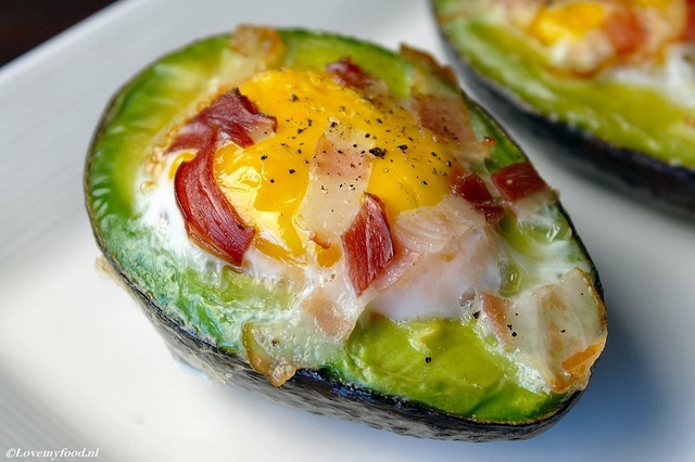 Lekker ontbijtje: avocado met ei uit de oven
