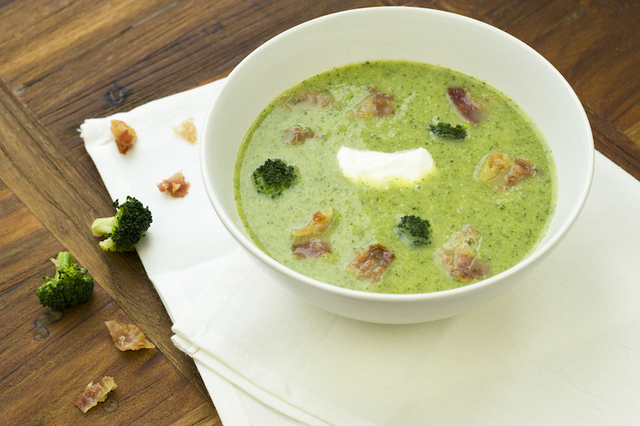 Broccoli-courgette soep met krokante pancetta