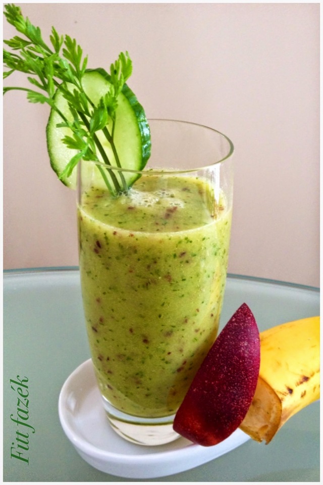 ÉLŐ reggeli ital; uborka – saláta – nektarin – banán – petrezselyemzöld