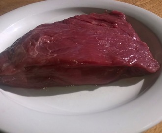 Grillattua pihvikarja kuvetta (flank steak), valkosipulivoita, bataattia, herkkusieniä ja halloumijuustoa