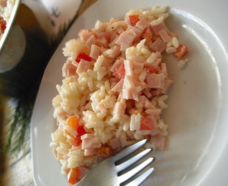 Szybko, prosto i zdrowo czyli sałatka ryżowa z szynką i papryką
