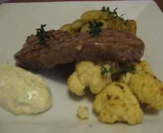 Ryggbiff med skivad rostad potatis, rostad blomkål och kesella bearnaise.