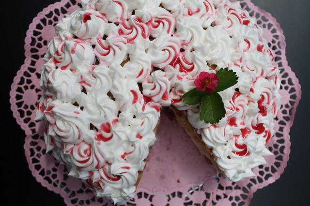 Torte Jadranka: Erdbeere küsst weiße Schokolade