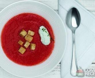Receita de Sopa fria de tomate com quenelle de ricota