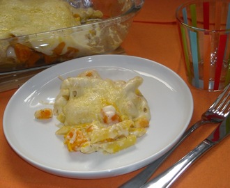Ovenschotel met pasta, pompoen en kaassaus