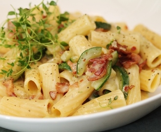 Krämig pasta - typ carbonara - med bacon, zucchini, lök & chili
