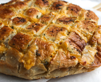 Brood met kaas en kruidenboter uit de oven