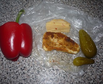 Szaszłyki ( koreczki ) z ogórkiem kiszonym, czerwoną papryką, żółtym serem i piersią z kurczaka.