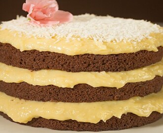 Receita de Bolo Pelado de Coco Naked Cake, aprenda como fazer um bolo pelado Naked Cake simples e fácil no sabor coco.