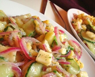 Veganer Kartoffelsalat mit Gurken & Äpfeln