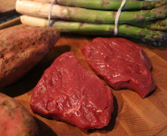 Biefstuk in rode wijnsaus met groene asperges en zoete aardappel