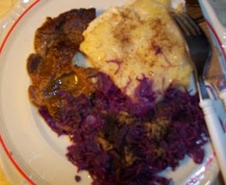 Sült sertéskaraj vörösboros párolt lila káposztával és tepsiben sült krumplival