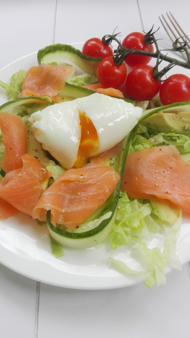 Salade met gerookte zalm, avocado en gepocheerd ei